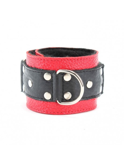 Красно-чёрные кожаные наручники с меховым подкладом - БДСМ Арсенал - купить с доставкой в Нижневартовске