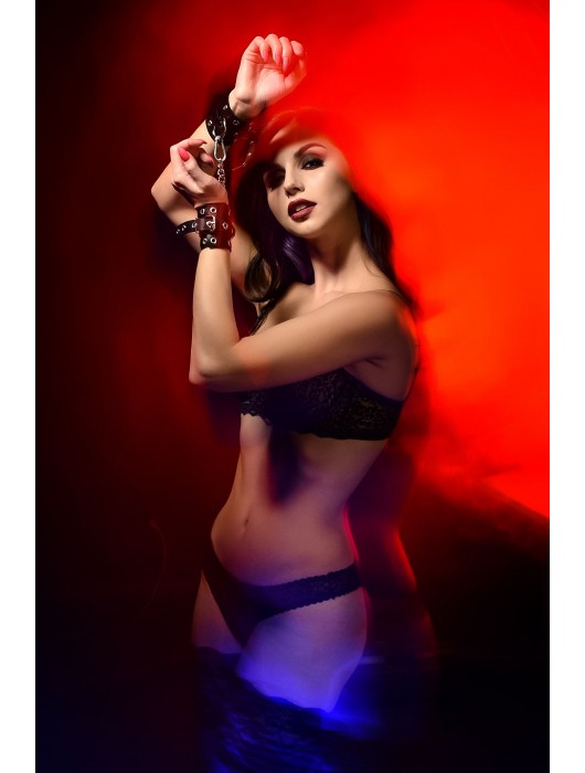 Черные кожаные однослойные наручники с люверсами - Pecado - купить с доставкой в Нижневартовске