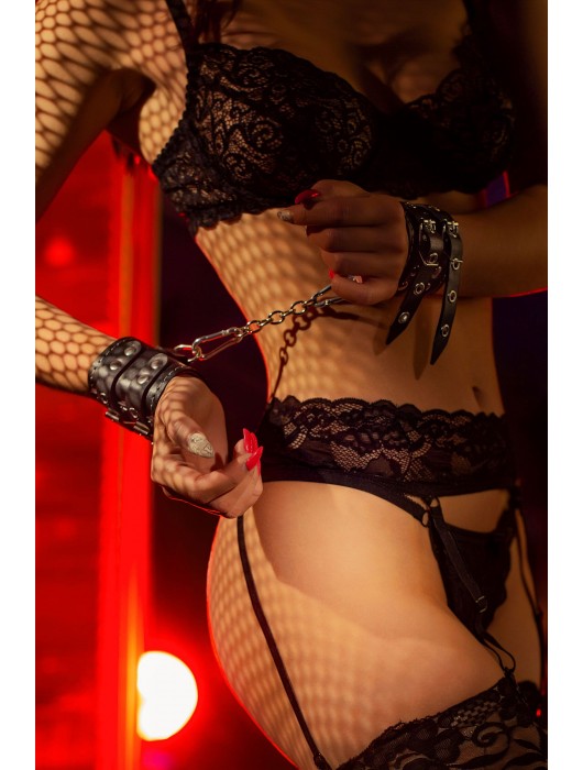 Черные кожаные наручники с двумя ремнями и красной подкладкой - Pecado - купить с доставкой в Нижневартовске