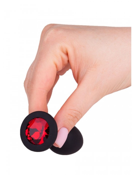 Чёрная анальная втулка с красным кристаллом - 7,3 см. - Джага-Джага - купить с доставкой в Нижневартовске